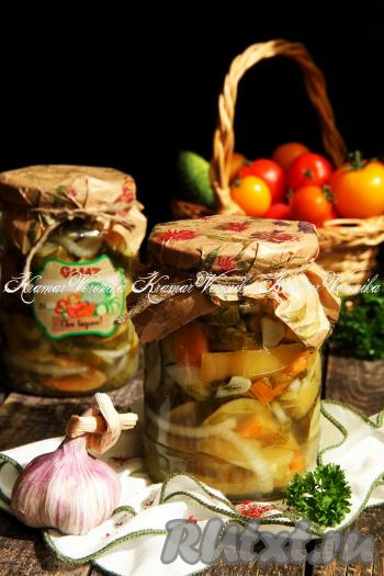 Зимой этот вкусный салат с приятно похрустывающими огурцами, болгарским перцем и луком станет отличным дополнением к различным блюдам.