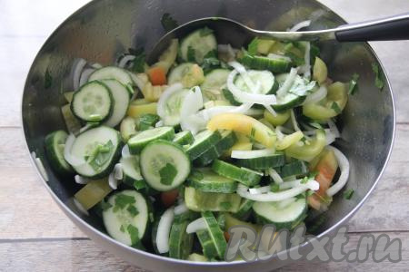 Периодически перемешивать овощи, они дадут сок. Банки простерилизовать любым удобным способом (например, над паром или в микроволновке), крышки с момента закипания воды прокипятить в течение 3-5 минут.