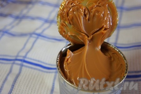 Сгущенку сварить или воспользоваться вареной покупной.