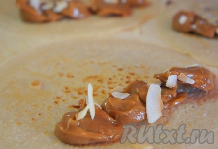 Аналогично начинить и свернуть остальные блинчики.