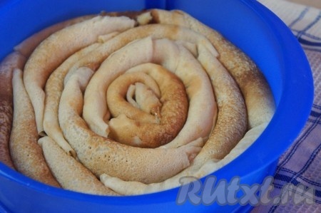 В разъёмную форму плотно выложить блинчики, как показано на фото.