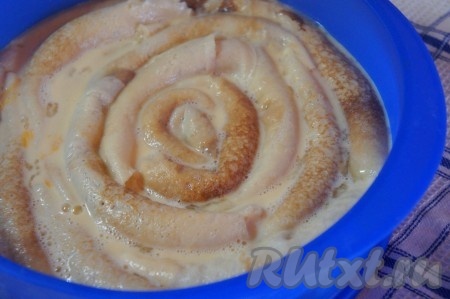 Залить блинный пирог приготовленной ранее заливкой и отправить в предварительно разогретую до 180-200 градусов духовку и выпекать 30-40 минут.