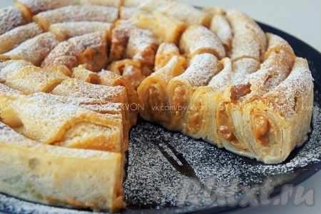 Тёплый сладкий блинный пирог посыпать сахарной пудрой и разрезать на порционные кусочки.