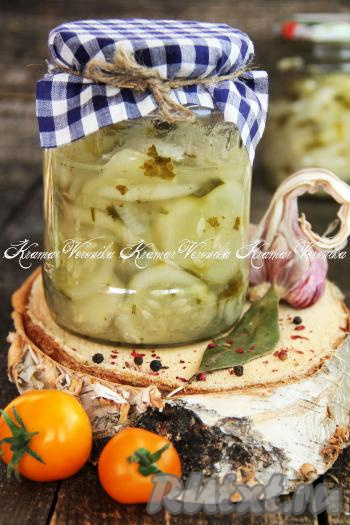 Вот такой простой салат из переросших огурцов с луком получается. Зимой он станет аппетитной холодной закуски или послужит приятным дополнением к гарниру.