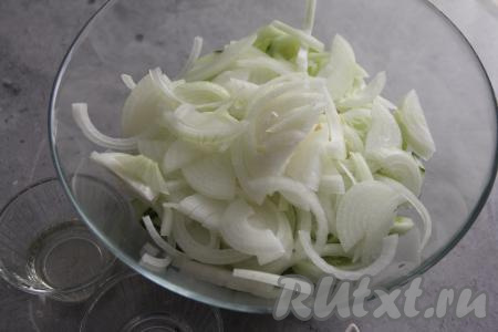 Лук нарезать тонкими полукольцами. В глубокой миске (или кастрюле) соединить огурцы и лук.