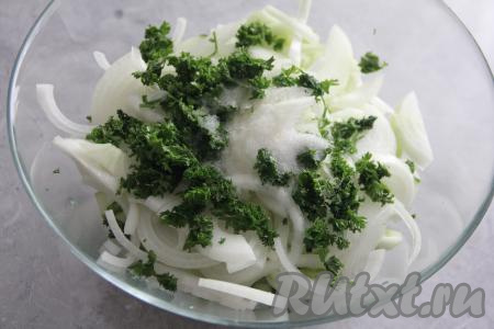 К овощам и зелени всыпать соль и сахар, влить масло и уксус, перемешать и оставить салат на 1 час при комнатной температуре. В течение часа можно 1-2 раза перемешать овощи. Из огурцов выделится сок.