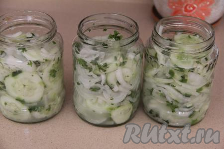 Пока салат настаивается, простерилизовать крышки (я с момента закипания воды стерилизую их 3 минуты) и банки (я стерилизую баночки над паром). По прошествии часа салат разложить по простерилизованным банкам. У меня получилось 3 банки по 800 миллилитров. Сок, который выделился из огурцов, равномерно разлить по баночкам, прикрыть простерилизованными крышками.