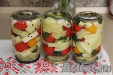 Затем воду из банок аккуратно слить в раковину. Маринад довести до кипения и залить кабачки с помидорами горячим маринадом, заполняя баночки до самого верха. Закрутить (или закатать) банки с овощами крышками, поставить вверх дном, укутать в одеяло (или плед). После остывания убрать банки на хранение в кладовку или в погреб.&nbsp;