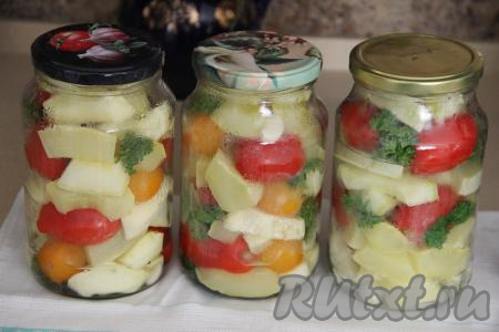 Баночки простерилизовать любым способом (я стерилизовала над паром), крышки прокипятить минуты 3 после закипания воды. На дно каждой банки положить по лавровому листу, добавить горошинки перца (я добавила 10&nbsp; горошинок смеси перцев). Брусочки кабачка выловить из маринада и выложить в банки, чередуя с помидорами, зубчиками чеснока и веточками зелени.&nbsp;