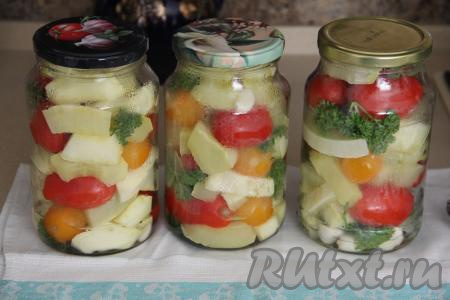 Вскипятить в чайнике воду, залить овощи в банках кипящей водой. Накрыть крышками и оставить на 10 минут.&nbsp;