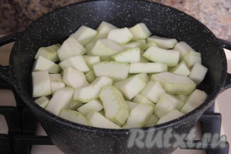 В закипевший маринад выложить нарезанные кабачки и варить после закипания 10 минут на небольшом огне.