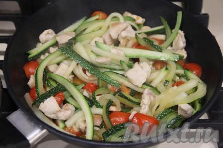 Накрыть крышкой и тушить 3 минуты, за это время 1-2 раза можно перемешать.