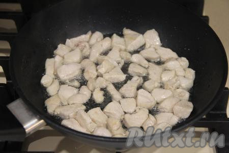 Обжаривать филе, иногда помешивая, 3-5 минут на среднем огне.