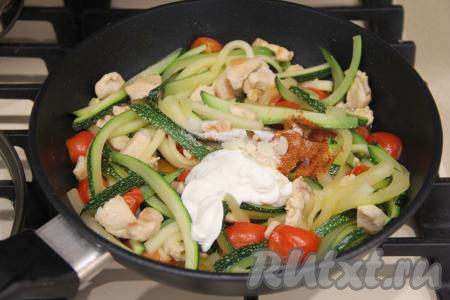 Кабачок обмякнет. Добавить в сковороду чеснок, пропущенный через пресс, сметану, специи по вкусу (у меня - паприка), посолить.