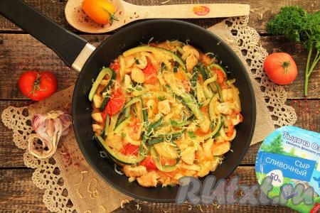 Кабачки с куриным филе и помидорами снять с огня, по желанию, можно присыпать натёртым сыром, перемешать. Аппетитное, сочное блюдо разложить со сковороды по тарелкам и подать к столу в горячем виде. Очень вкусно!