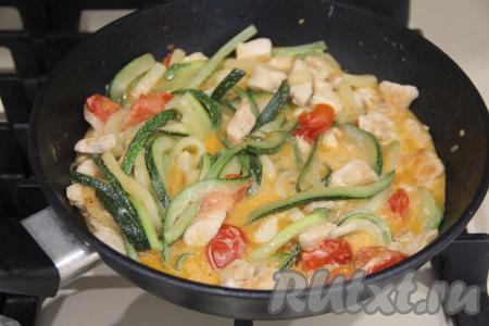 Перемешать, накрыть сковороду крышкой и тушить ещё минуты 3.