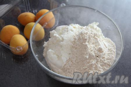 Добавить сахар, муку и ванильный сахар.