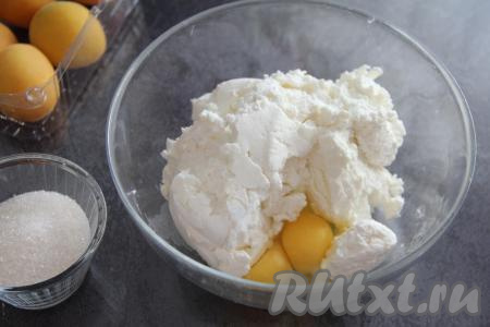 В миске соединить творог и яйца.&nbsp;