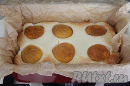 Выпекать творожную запеканку с абрикосами минут 45-50 в разогретой духовке при температуре 180 градусов.&nbsp;