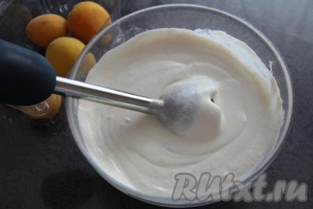 Пробить творожную массу погружным блендером до однородного состояния.