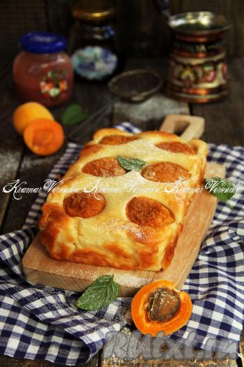 Готовую вкусную, воздушную творожную запеканку с абрикосами достать из духовки, слегка остудить, а затем извлечь из формы, нарезать на кусочки и подать к столу.