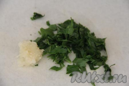 Жарить мелкую картошку на среднем огне, периодически перемешивая. У меня обычно на жарку уходит 20-25 минут. Продолжительность обжаривания зависит от размера и сорта картошки. Готовность можно проверить зубочисткой (если она легко протыкает клубень, значит картошечка готова). Пока картошечка жарится, несколько очищенных зубчиков чеснока пропустить через пресс, зелень (у меня - петрушка) вымыть и мелко нарезать.