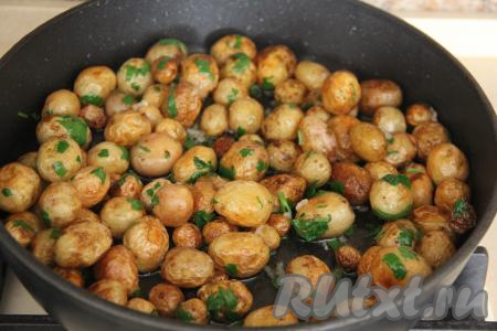 Перемешать, снять с огня и, накрыв крышкой, дать картофелю настояться минут 5.