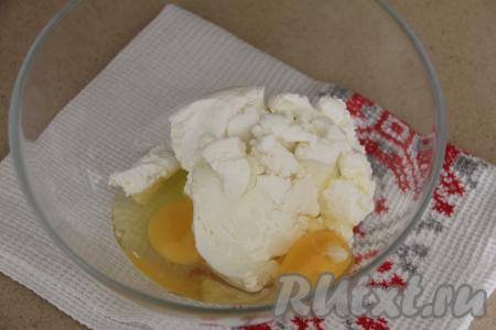 Соединить в миске творог и яйца, всыпать соду.