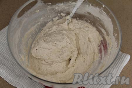 Перемешать тесто для творожанников, оно получится вязким и липким.