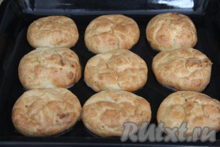 Выпекать творожанники в течение 15-20 минут (до лёгкого золотистого цвета) при температуре 180 градусов.