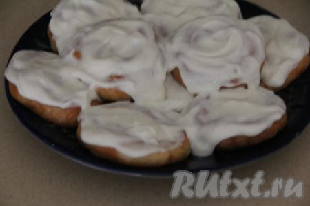 Переложить горячие творожанники на тарелку, щедро смазать сметанным соусом, оставить до полного остывания.