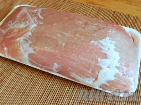 Свиной окорок тщательно вымыть, обсушить.