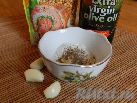 Чеснок очистить, пропустить через пресс в небольшую ёмкость, добавить соль, горчицу, перец и масло, тщательно перемешать.