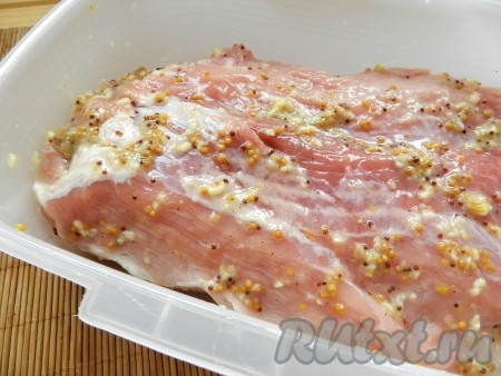 Этой смесью натереть свиной окорок со всех сторон, выложить в удобную ёмкость, накрыть крышкой и поставить мариноваться в холодильник, как минимум, часа на 4 (можно оставить и на сутки).