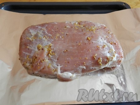 Затем свиной окорок выложить на лист фольги.