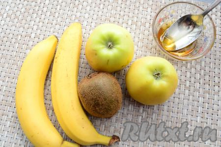 Подготовить продукты для приготовления смузи. Яблоки берите те, которые вам больше нравятся или есть в наличии. Смузи из кисло-сладких яблок приобретёт кислинку, которую, при желании, можно устранить, добавив мёд. Я взяла сладкие яблочки.