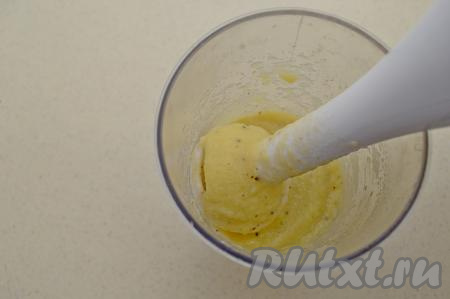 Пюрировать фрукты до однородности погружным блендером. Если есть измельчитель, то можно использовать его. Попробовать смузи на вкус, если сладости вам не хватает, то можно добавить мёд и ещё раз пробить смузи до однородности. Я мёд не добавляла, так как фрукты у меня были сладкими.