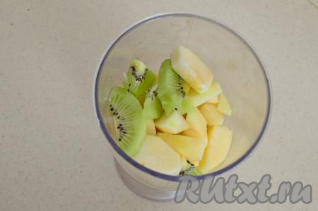 Выложить в чашу погружного блендера сначала бананы, затем уже яблоки и киви. Яблоки достаточно твёрдые, пробиваются они сложнее, чем бананы и киви, именно поэтому их нужно выкладывать поверх кусочков бананов.
