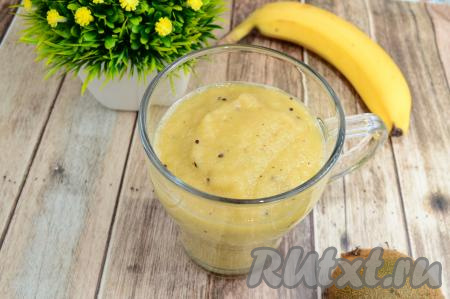 Вкусный, нежнейший смузи из банана, киви и яблок готов, сразу разливаем его по чашкам и наслаждаемся полезным напитком.