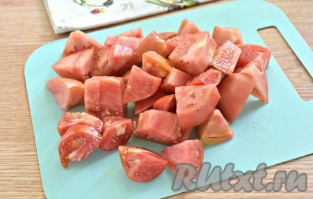 800-900 грамм крупных и мясистых помидоров будем использовать для приготовления сока, нарезаем их на небольшие кусочки, вырезаем место, в котором находилась плодоножка.