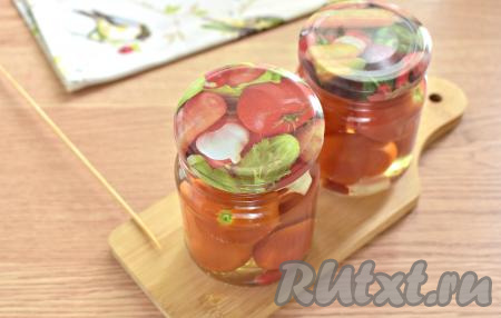 Маленькие помидоры прокалываем зубочисткой возле плодоножки (благодаря такому проколу помидорчики не лопнут). Заполняем банки маленькими помидорами и заливаем полностью кипятком. Банки накрываем крышками и оставляем минут на 10. Спустя это время воду из банок сливаем аккуратно в раковину.