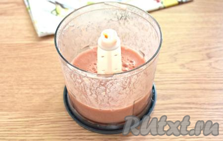 Кусочки помидоров измельчаем до состояния сока в измельчителе (или погружным блендером, или с помощью мясорубки).