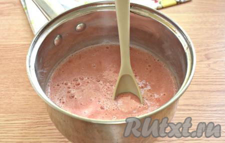 Томатный сок переливаем в ковшик (или казан), всыпаем 1 столовую ложку соли, ставим на огонь. После закипания варим томатный сок на небольшом огне 15 минут, периодически перемешивая и снимая пену. В конце приготовления добавляем в томатный сок уксус и перемешиваем.