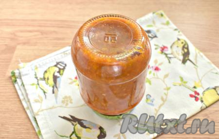 Баночки с варёной аджикой ставим дном вверх, закутываем в одеяло и оставляем примерно на сутки (до полного остывания), а потом убираем в прохладное место на хранение.