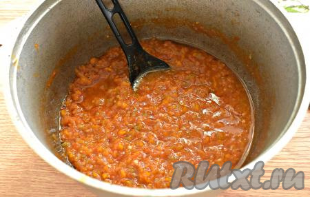 После закипания уменьшаем огонь и варим аджику 30 минут, периодически перемешивая.