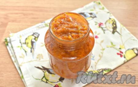 Варёную аджику, приготовленную из помидоров с морковью и перцем, раскладываем в заранее простерилизованные банки (я стерилизовала стеклянные баночки над паром), закручиваем (или закатываем) прокипячёнными крышками (я заранее прокипятила крышки в течение 3 минут с момента закипания воды). 