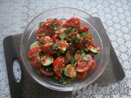 Таким образом выложить все слои - у меня получилось 3 слоя. Залить всё подготовленным маринадом. Сверху разместить небольшой гнёт (например, салат сверху накрыть тарелкой, поверх которой поставить стакан с водой) и отправить овощное ассорти в холодильник на 24 часа.