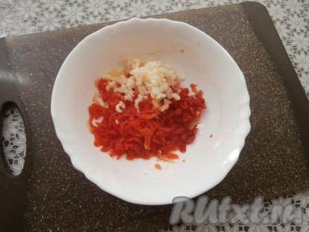 Помидоры и огурцы вымыть. Болгарский перец очистить от семян и натереть на тёрке, убирая шкурку (нужна только мякоть), выложить в глубокую тарелку. К натёртому перцу добавить пропущенный через пресс чеснок. Если любите остренькое, то положите ещё мелко нарезанный перец чили. Перемешать перец с чесноком.