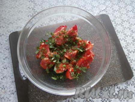 Пересыпать каждый слой измельчённой зеленью и частью смеси из перца и чеснока.