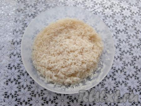 Для этого блюда можно брать варёный или консервированный нут. Для того чтобы сварить нут, его нужно замочить на ночь в воде (1 часть нута на 4 части воды). Затем воду слить, нут промыть и, поместив в кастрюлю, залить чистой водой, которая должна быть выше уровня нута на 4-5 сантиметров. Поставить кастрюлю с нутом на огонь, а после закипания отваривать его около 1 часа на слабом огне (нут должен стать достаточно мягким, но при этом он не должен перевариться). Если готовите это блюдо с консервированным нутом, его нужно промыть. Готовый варёный (или промытый консервированный) нут откинуть на дуршлаг. Рис несколько раз промыть чистой проточной водой, лишней воде дать стечь.